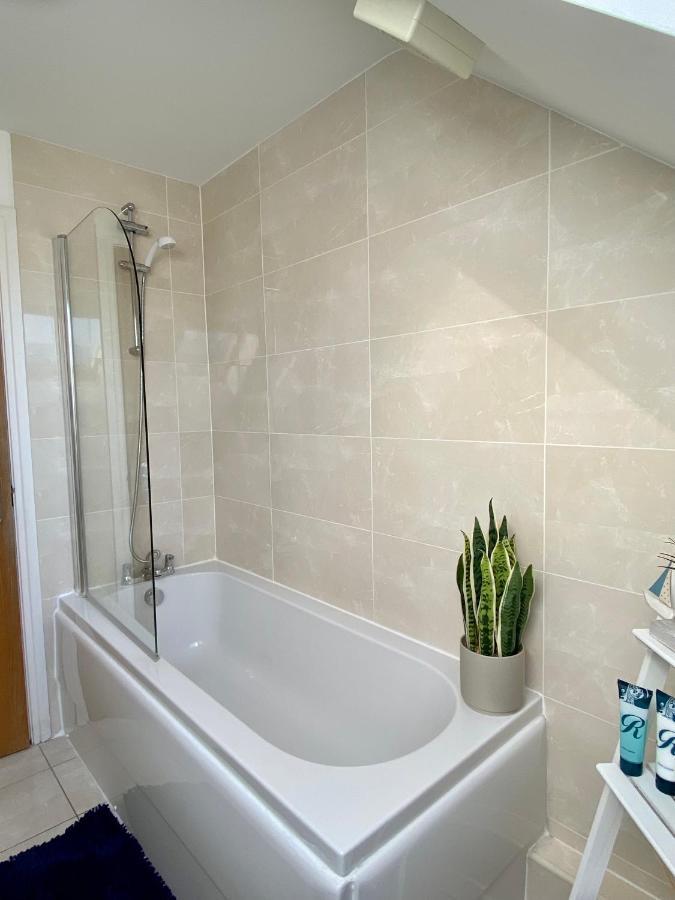 Swanage Holiday Penthouse Apartment, Moments From Beach And Town, On Site Parking, Fast Wifi, Sleeps Up To 6, Rated Exceptional Exterior foto